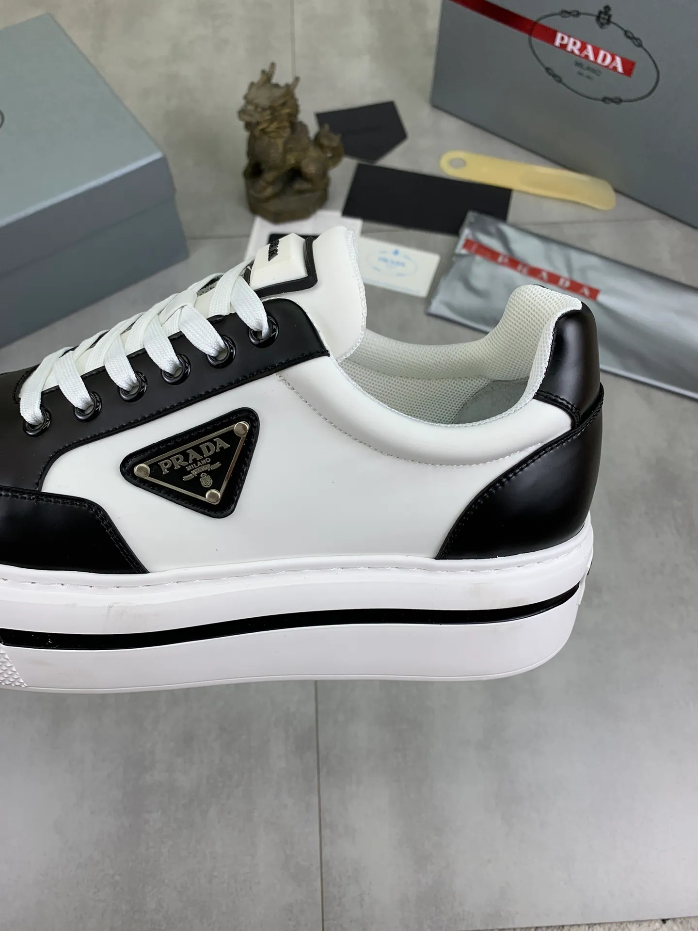 Men's shoes 💰P580 new (higher version) new models are available at PRADA counters simultaneously, new men's shoes, 😘 fabrics are selected from original calfskin. First layer of imported silk cowhide lining. The original version is awesome! 👍🏿Original open-molded non-slip PU outsole, with exquisite lines, simple and elegant, super comfortable and classy on foot, suitable for leisure travel. Code number: 38 to 44 (45 customized) 4️⃣ colors available
